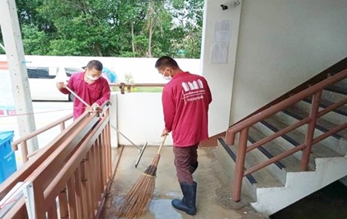 สน.ฯ พระสมุทรเจดีย์ ดำเนินการป้องกัน COVID 19 - ล้างทำความสะอาดอาคารทั้ง ๔ อาคาร ด้วยน้ำยาฆ่าเชื้อโรค 