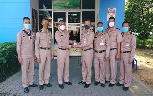 สน.ฯ สุขสวัสดิ์ ๒๖ ดำเนินการป้องกัน COVID 19 - การแจกจ่ายสเปรย์แอลกอฮอล์ให้กรรมการผู้พักอาศัย