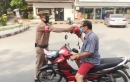 สน.ฯ ทุ่งมหาเมฆ ดำเนินการป้องกัน COVID 19 - ตรวจคัดกรองผู้เข้าพื้นที่ และการตั้งถาดน้ำยาฆ่าเชื้อที่พื้นรองเท้าตามอาคารต่าง ๆ