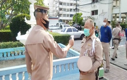 สน.ฯ บางนา ดำเนินการป้องกัน COVID 19 - ตรวจวัดอุณหภูมิด้วยเครื่องเทอร์โมสแกนให้กับเจ้าหน้าที่สำนักงานฯ